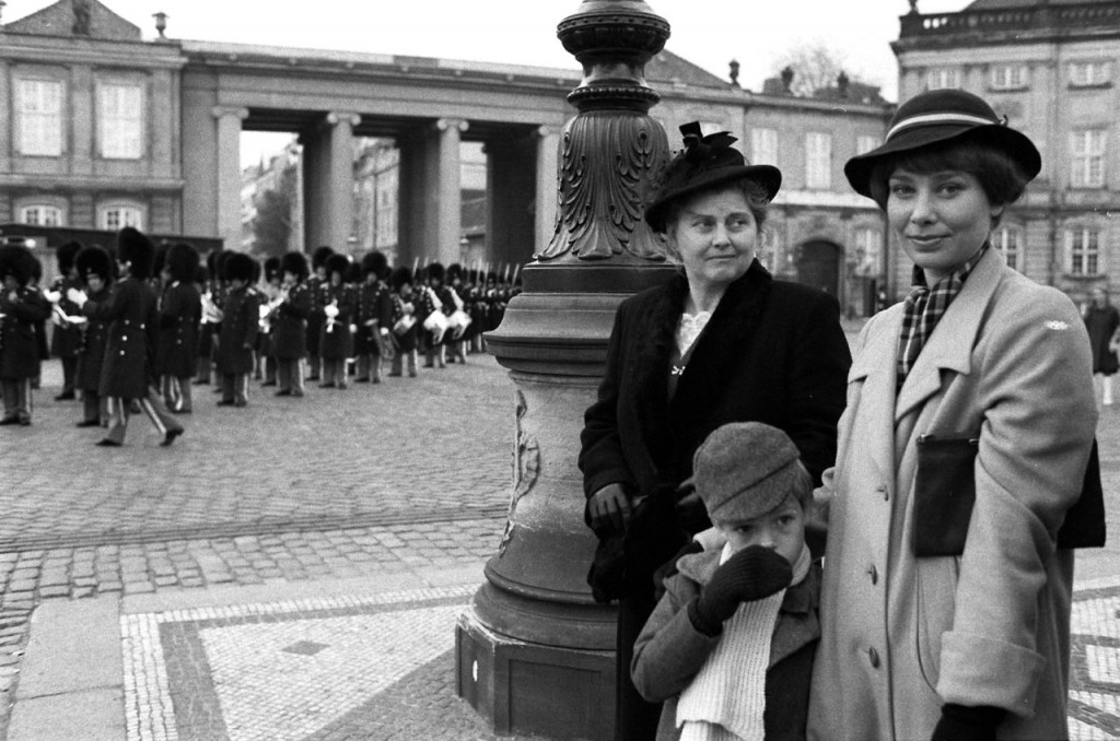 Lauras store dag. Her ser vi Laura og Agnes på Amalienborg, hvor de ser garden trække op. Laura er i København for at modtage medalje for 25 års tro tjeneste. Dagen efter bryder krigen ud..