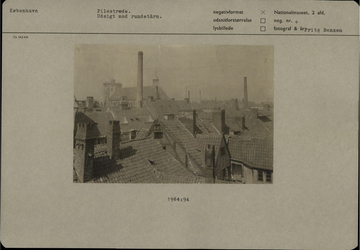 Pilestræde med udsigt mod Rundetårn. ca. 1900 Pilestræde med udsigt mod Rundetårn.