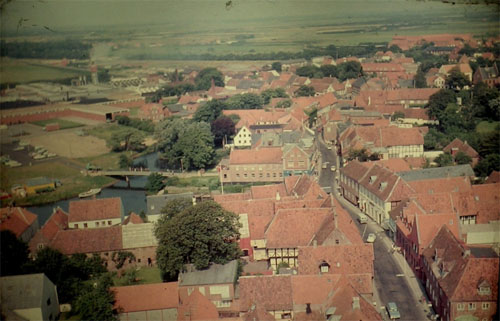 Nåh, sådan ser en kirke med 1½ kirketårn ud?